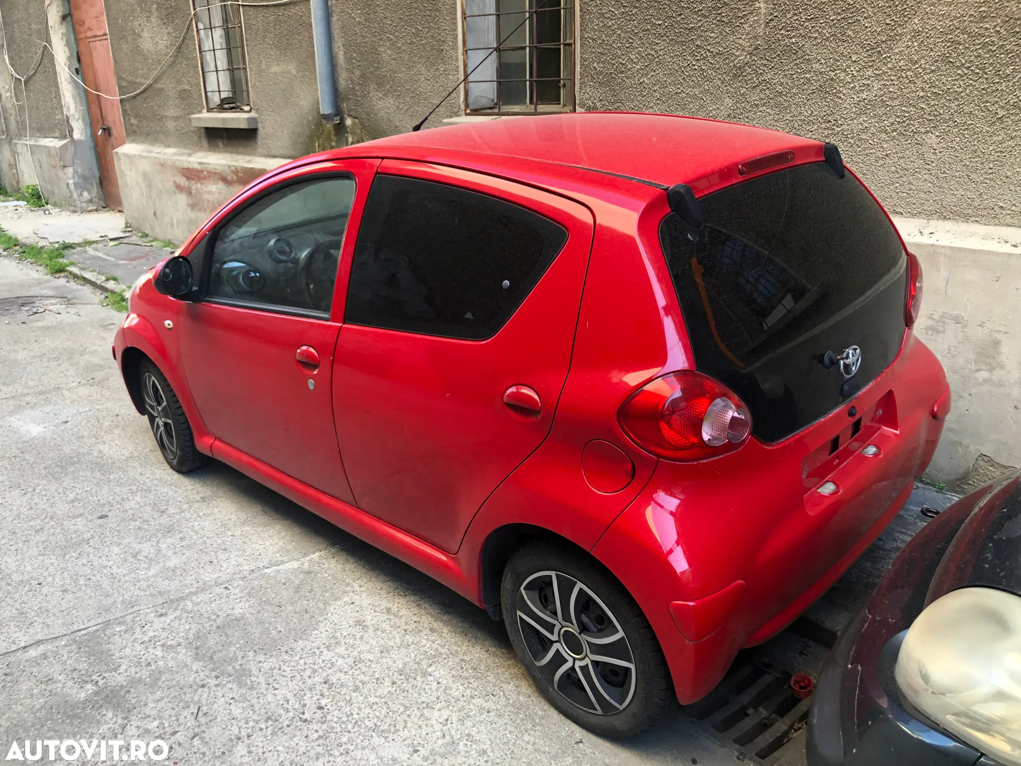 Dezmembrez Toyota Aygo rosu 1.0 benzina 2006 - 2