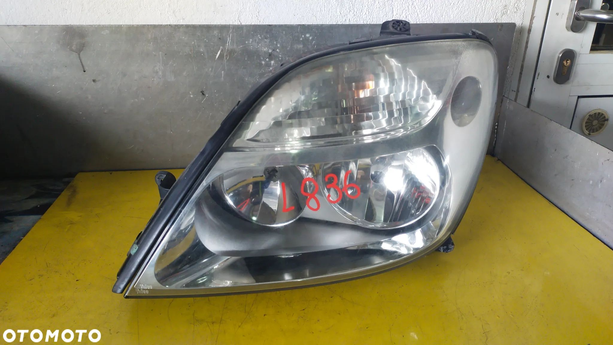Renault Scenic  89002988 lampa przednia - 1