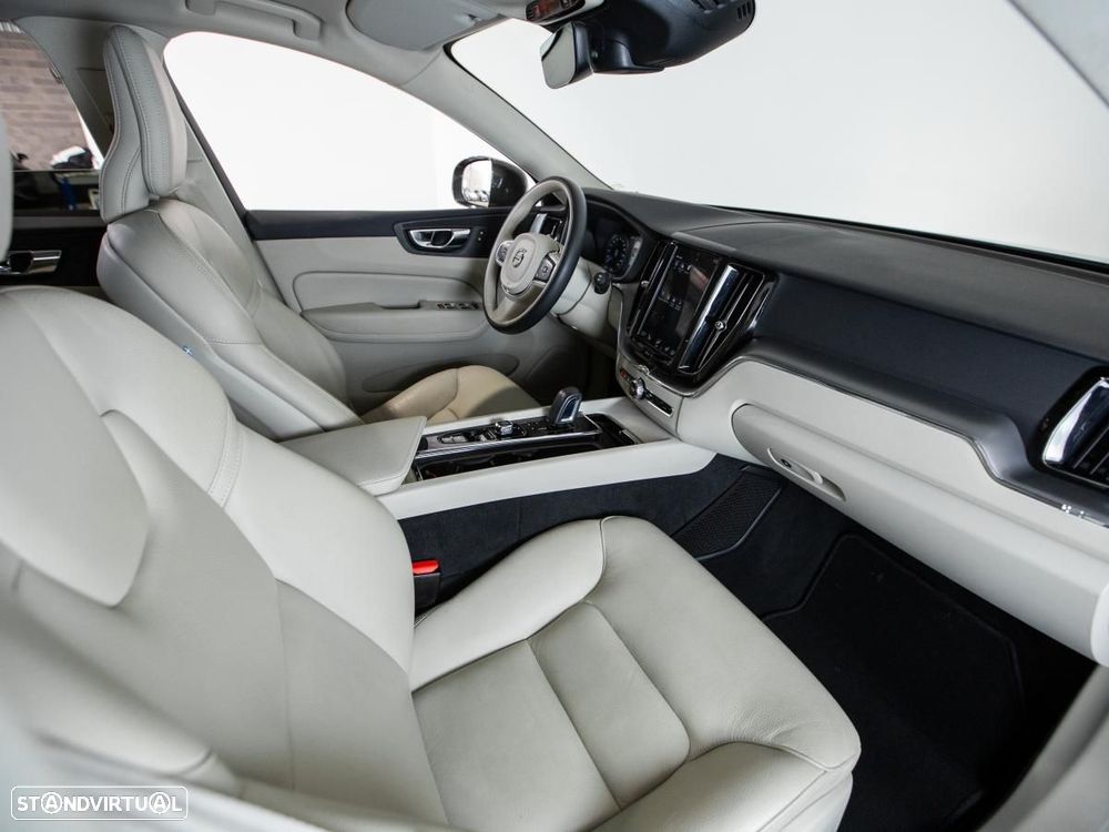 Volvo XC 60 2.0 T8 PHEV Momentum Plus AWD - 10