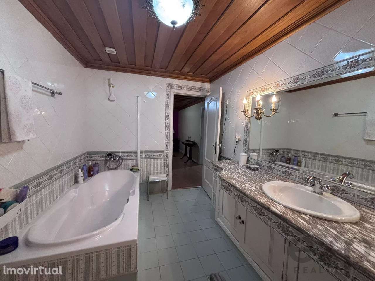 Moradia T5 de Charme no Coração de Vila Meã – Terreno com Potencial de - Grande imagem: 4/37