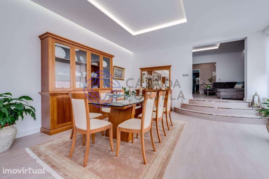 Moradia Renovada em Câmara de Lobos – 6 Pisos de Conforto e Versati - Grande imagem: 4/57