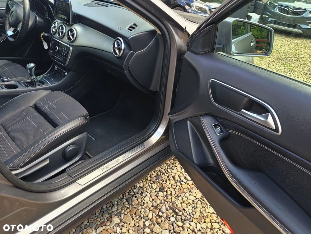 Mercedes-Benz GLA 180 Urban - 23
