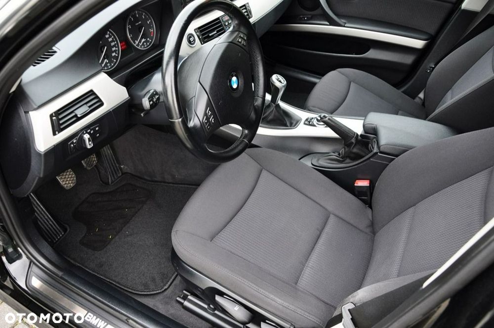 BMW Seria 3 325i Edition Exclusive - 28