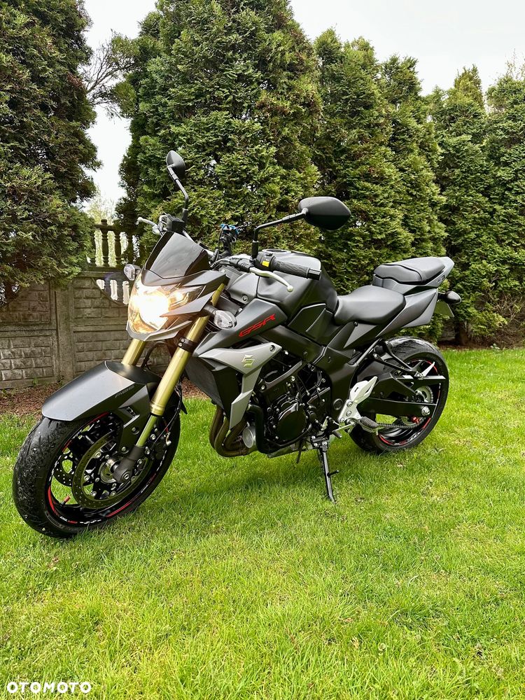 Suzuki GSR - 13