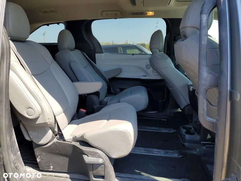 Toyota Sienna - 11
