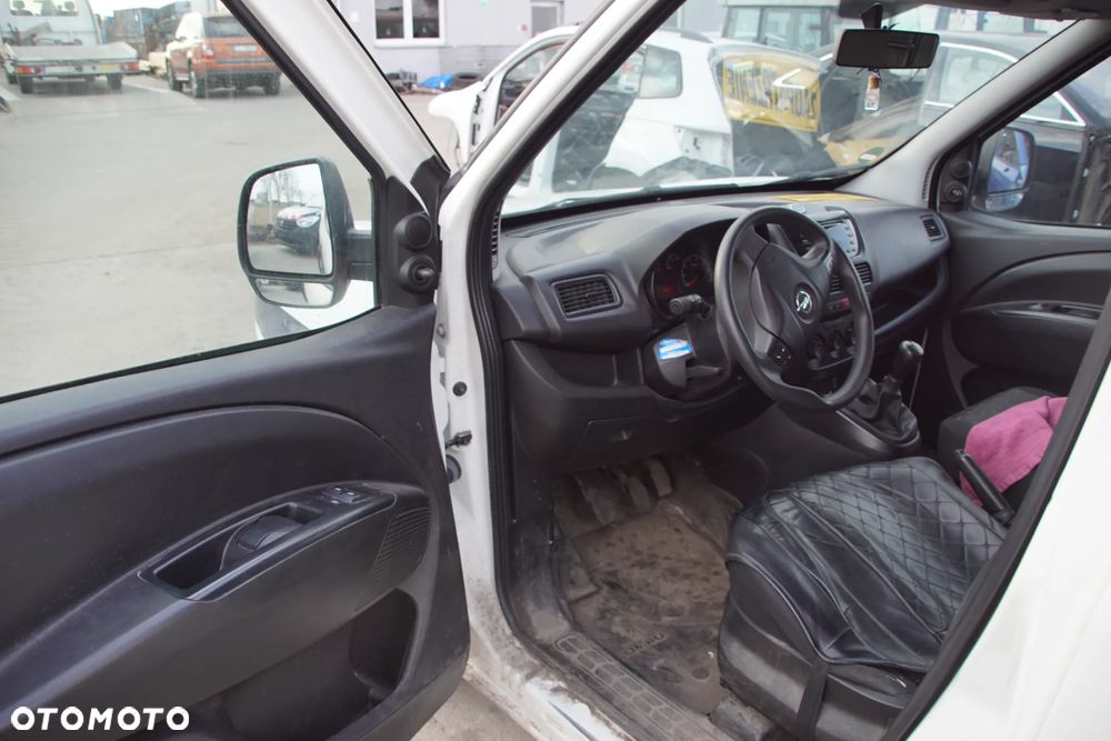 Auto na części - Opel Combo D 1.3 CDTI 90 KM A13FD C510 5PU 2017R Silnik Skrzynia Drzwi Maska Zderzak Błotnik Lampa Lusterko Klamka Szyba Deska Kokpit Sterownik Moduł Czujnik Licznik Panel Kierownica - 11