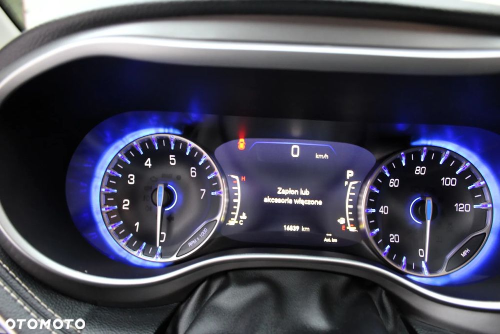 Chrysler Pacifica - 16