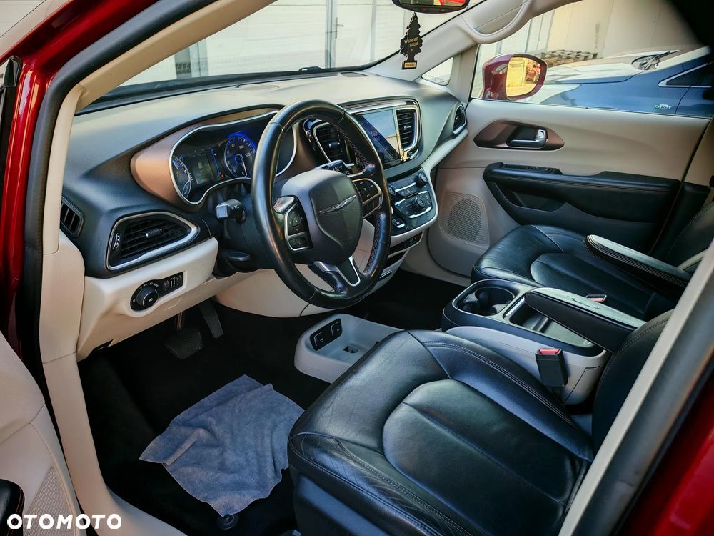 Chrysler Pacifica - 17