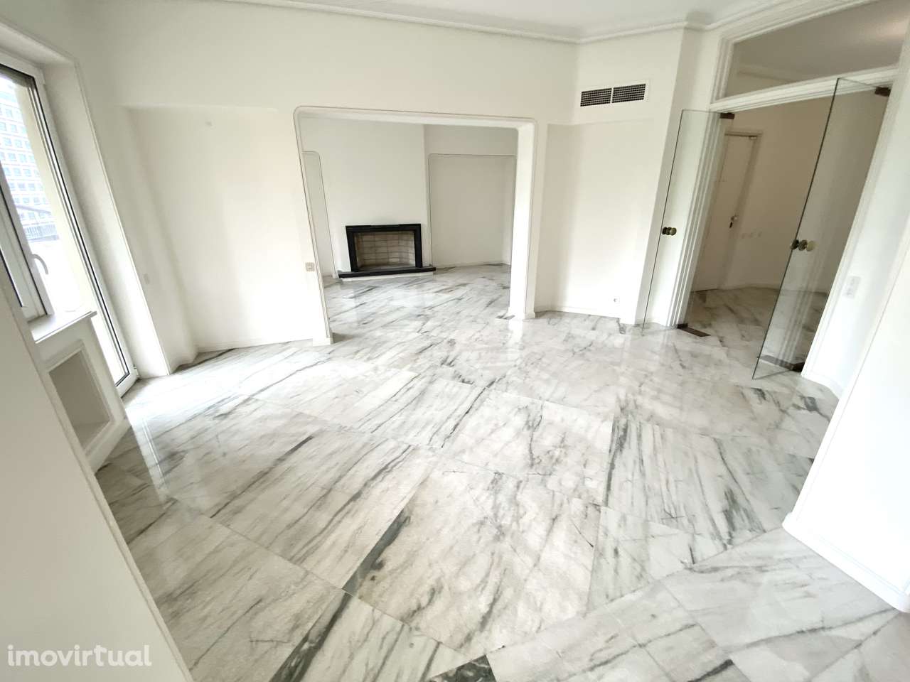 Excelente T4 c/ lugar de Garagem, Av. da República - Grande imagem: 2/46