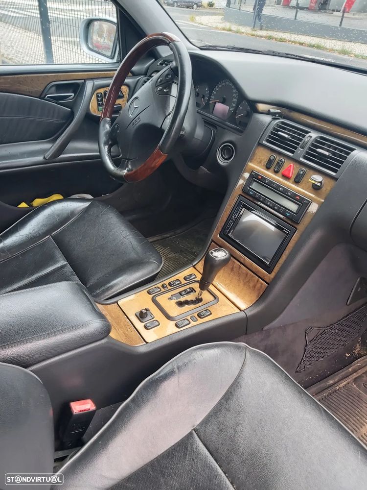 Mercedes-Benz 320 - 6