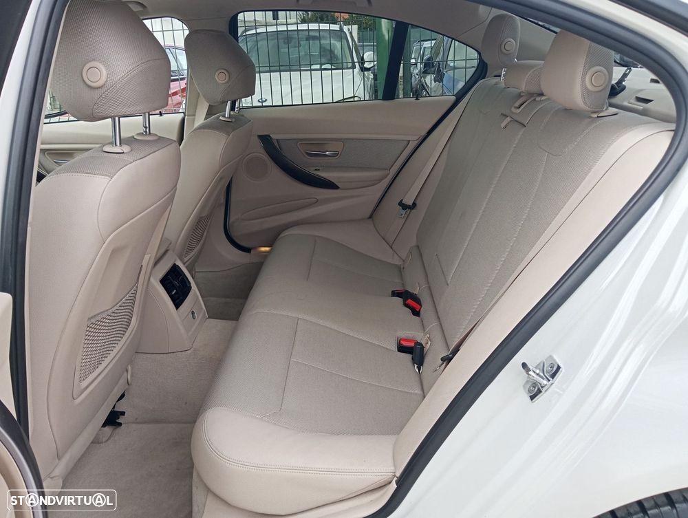 BMW 320 i Auto Line Modern - 16