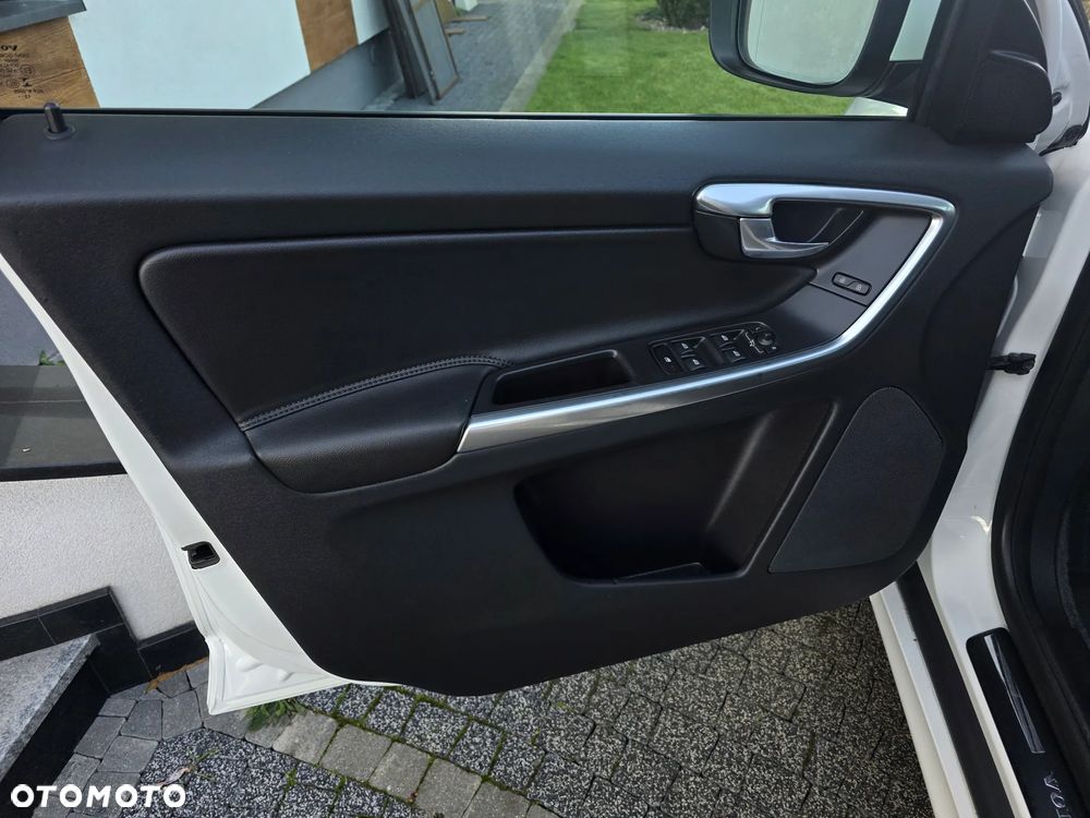 Volvo XC 60 D4 AWD Geartronic Momentum - 18
