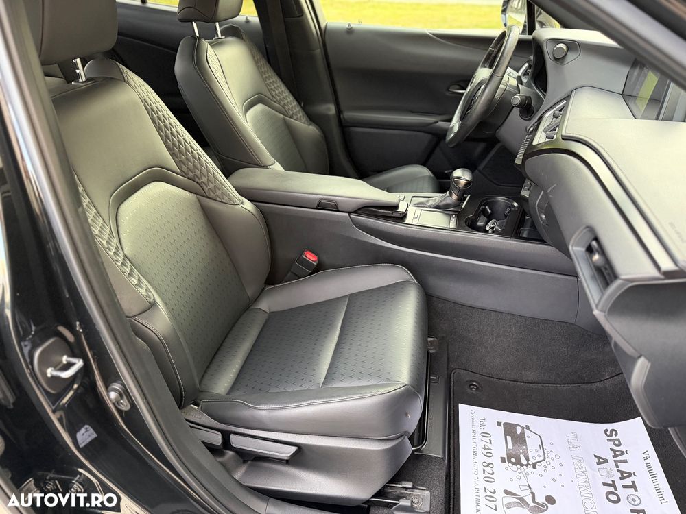 Lexus UX 250h 2.0L HEV 20H- (178 HP) 4X2 CVT Executive - 18
