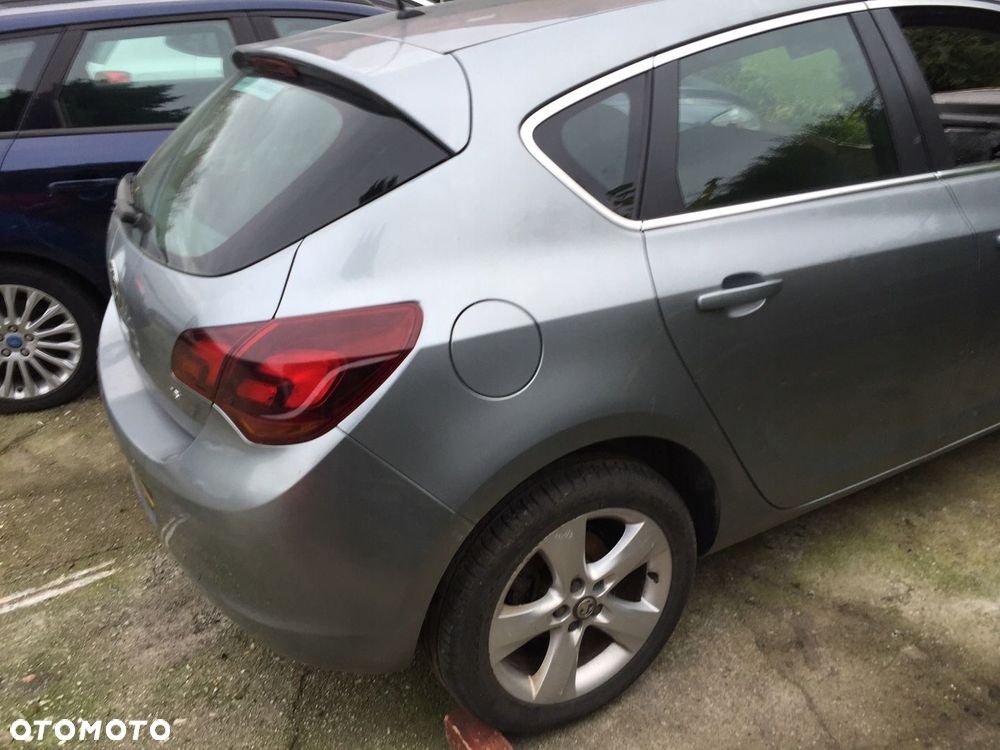 PAS TYLNY DUPA Z DACHEM BŁOTNIK OPEL ASTRA J IV HB - 2