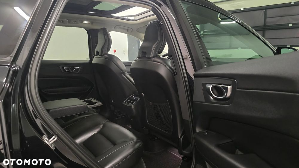 Volvo XC 60 B5 D AWD Ultimate Dark - 19