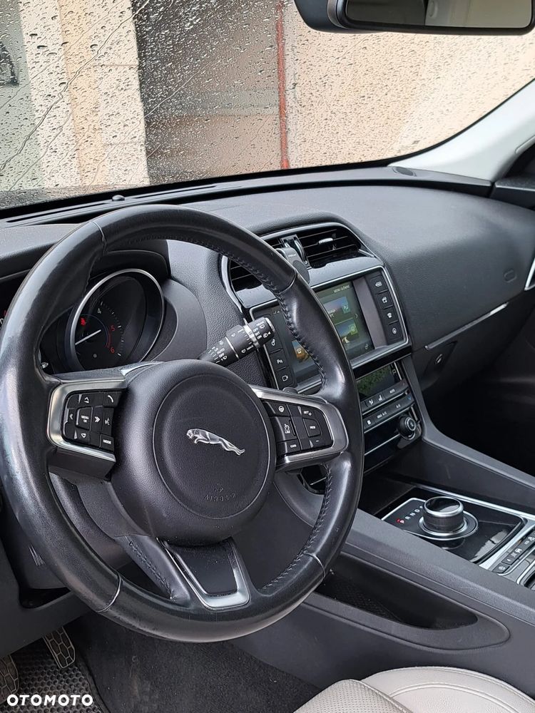 Jaguar F-Pace 2.0 i4D AWD Prestige - 4