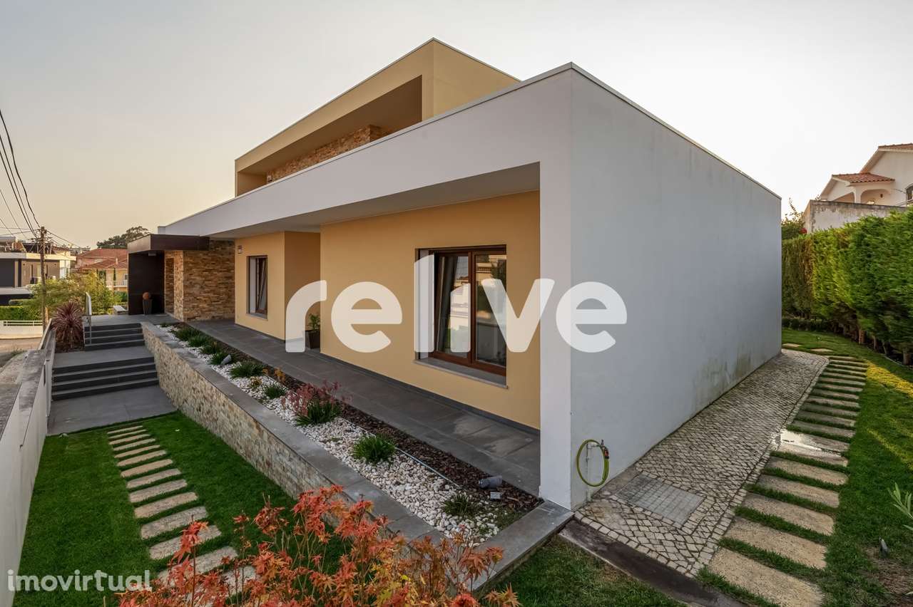 Moradia T8 com 477m2 e Terreno de 1.048m2 na Charneca da Caparica - Grande imagem: 3/47