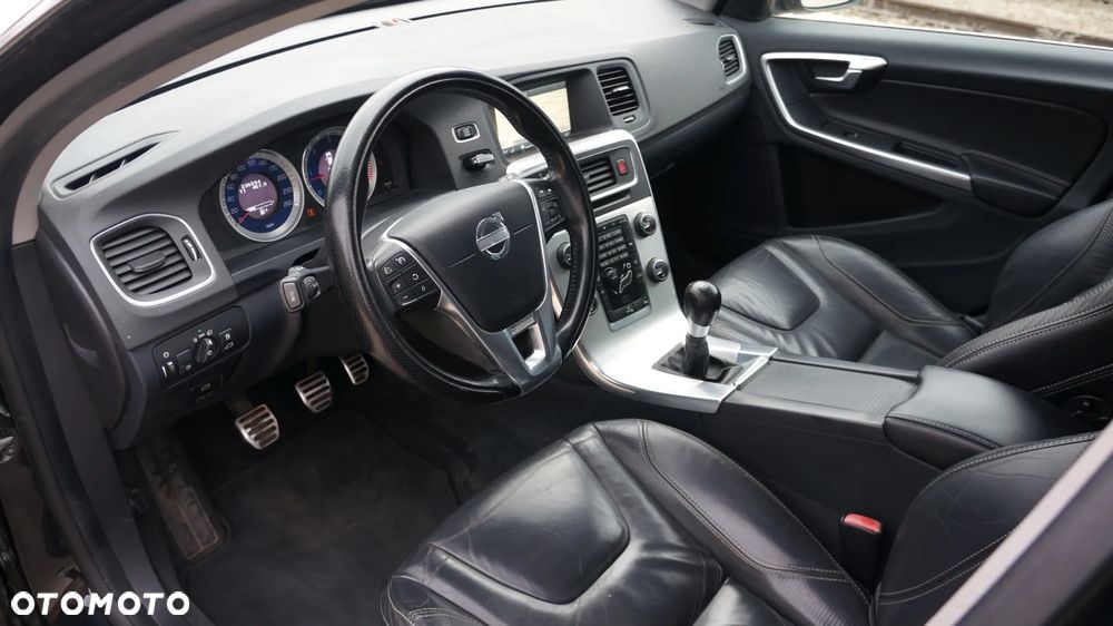Volvo V60 D3 R-Design - 11