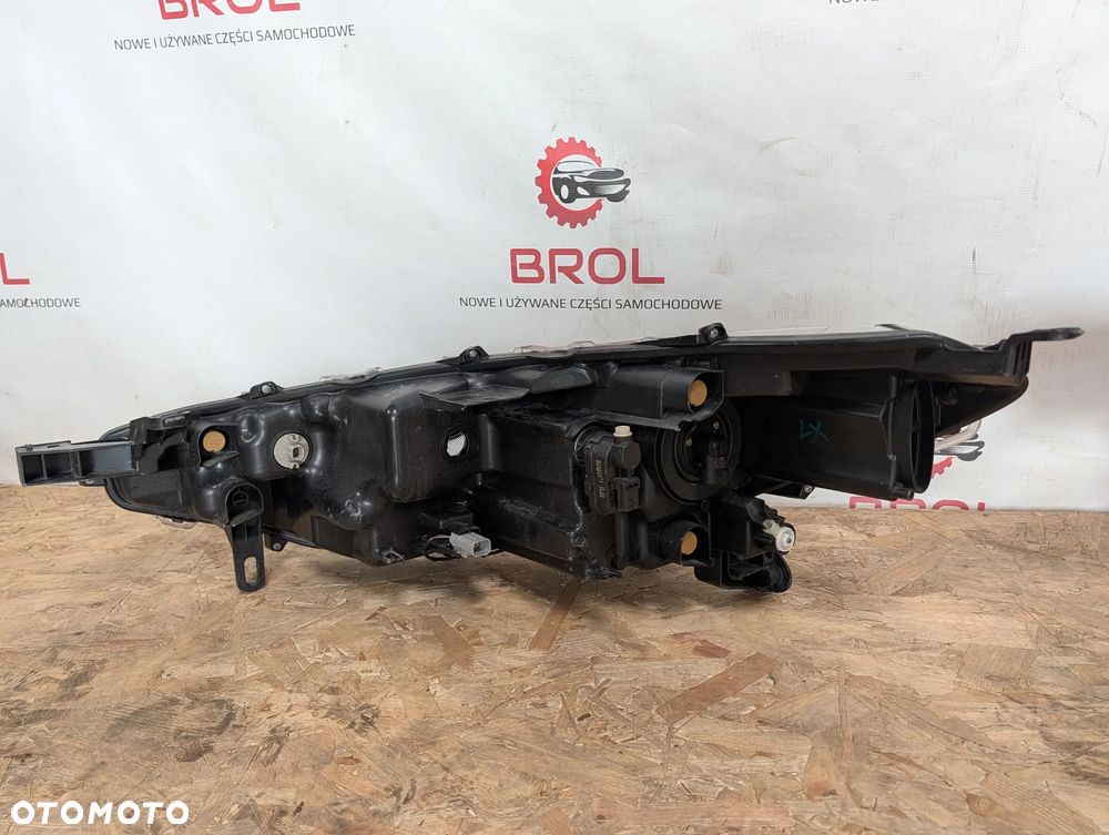 ZDERZAK PAS PRZEDNI LAMPY KOMPLET TOYOTA COROLLA CROSS 22-  2.0 VVTI - 12