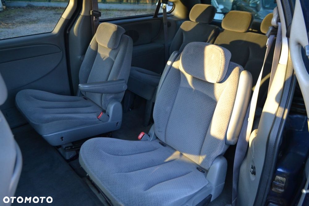 Chrysler Town & Country - 5