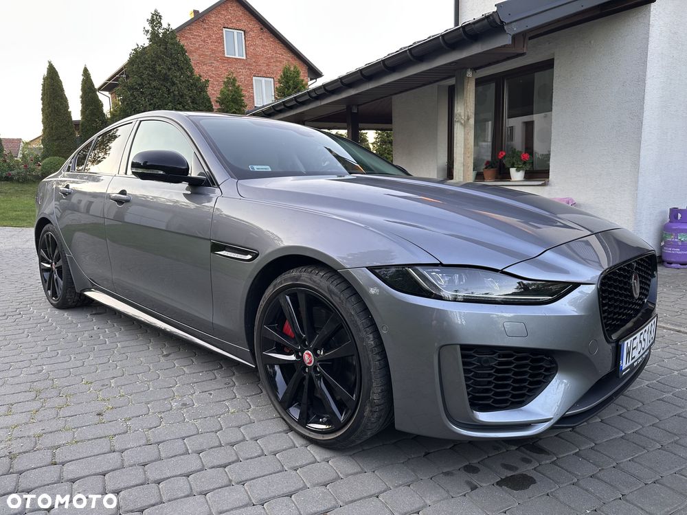 Jaguar XE 2.0 P250 R-Dynamic Black - 1