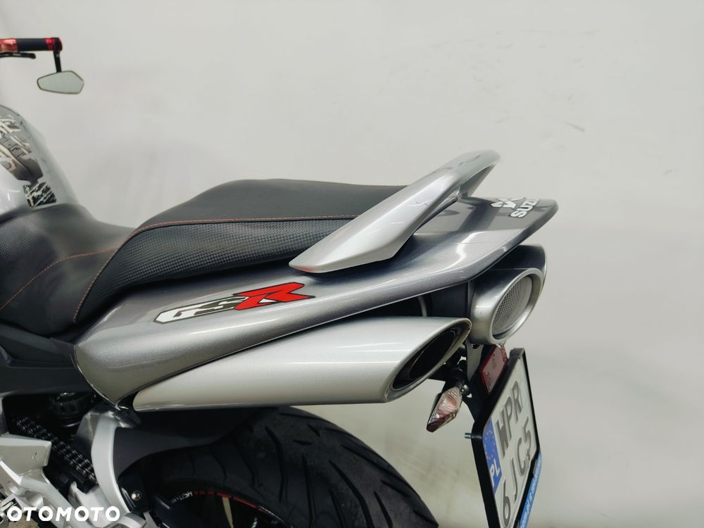 Suzuki GSR - 23