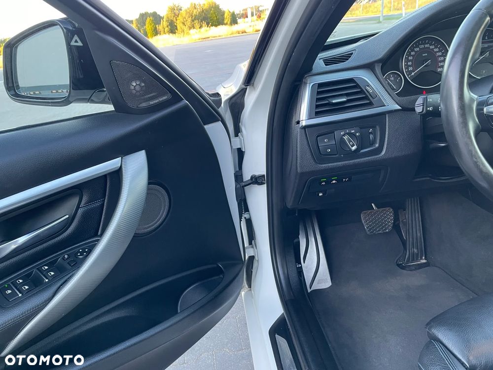 BMW Seria 3 330e iPerformance M Sport Shadow - 28
