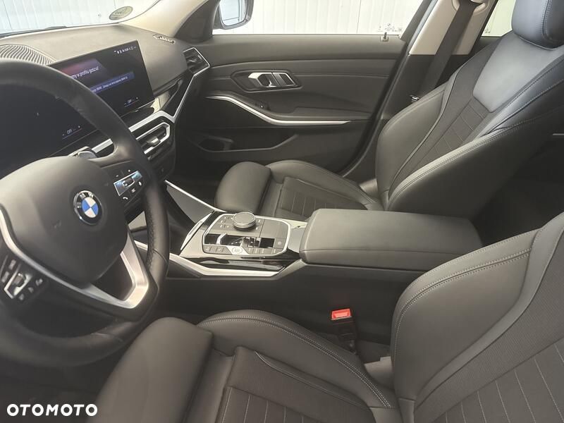 BMW Seria 3 320d xDrive mHEV - 12