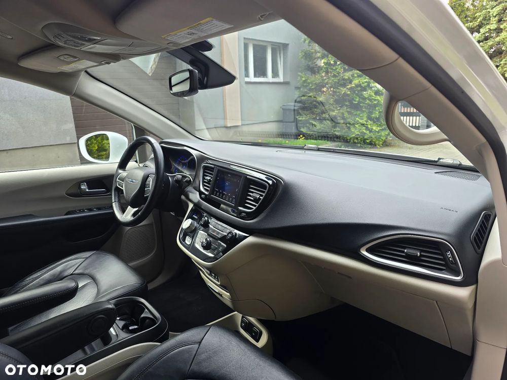 Chrysler Pacifica - 12