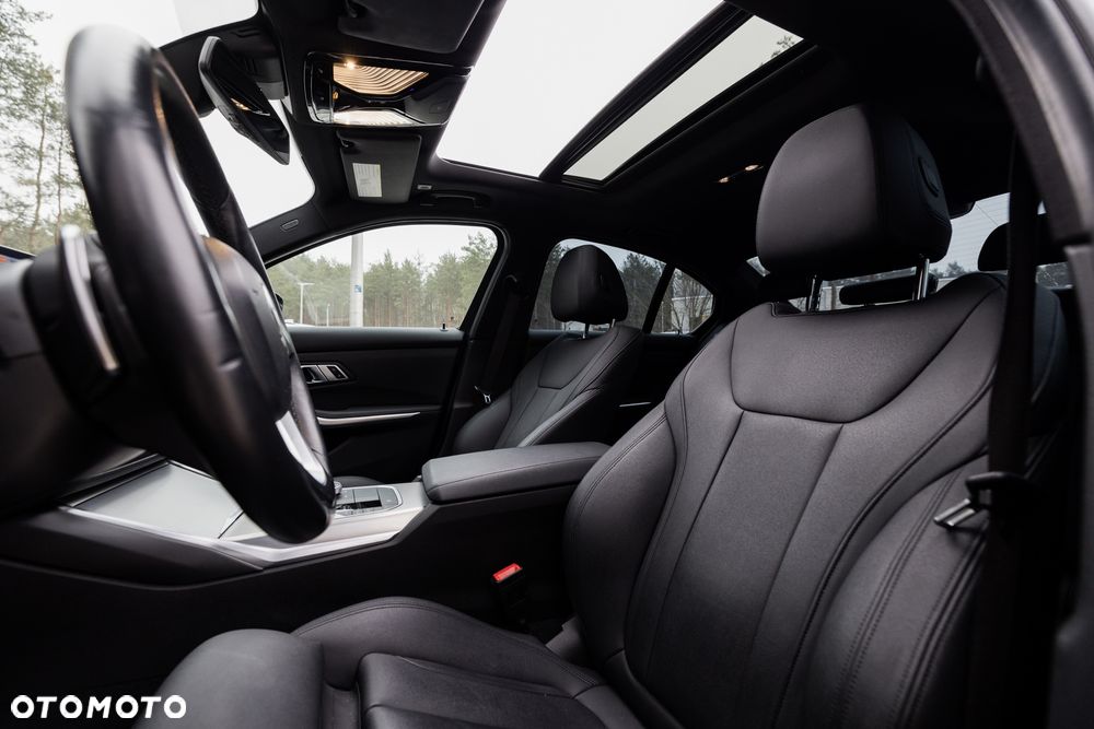 BMW Seria 3 330i Sport Line - 33