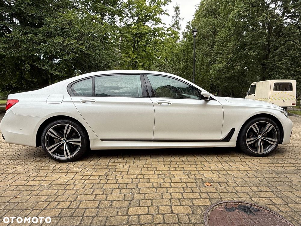 BMW Seria 7 750Li xDrive - 9