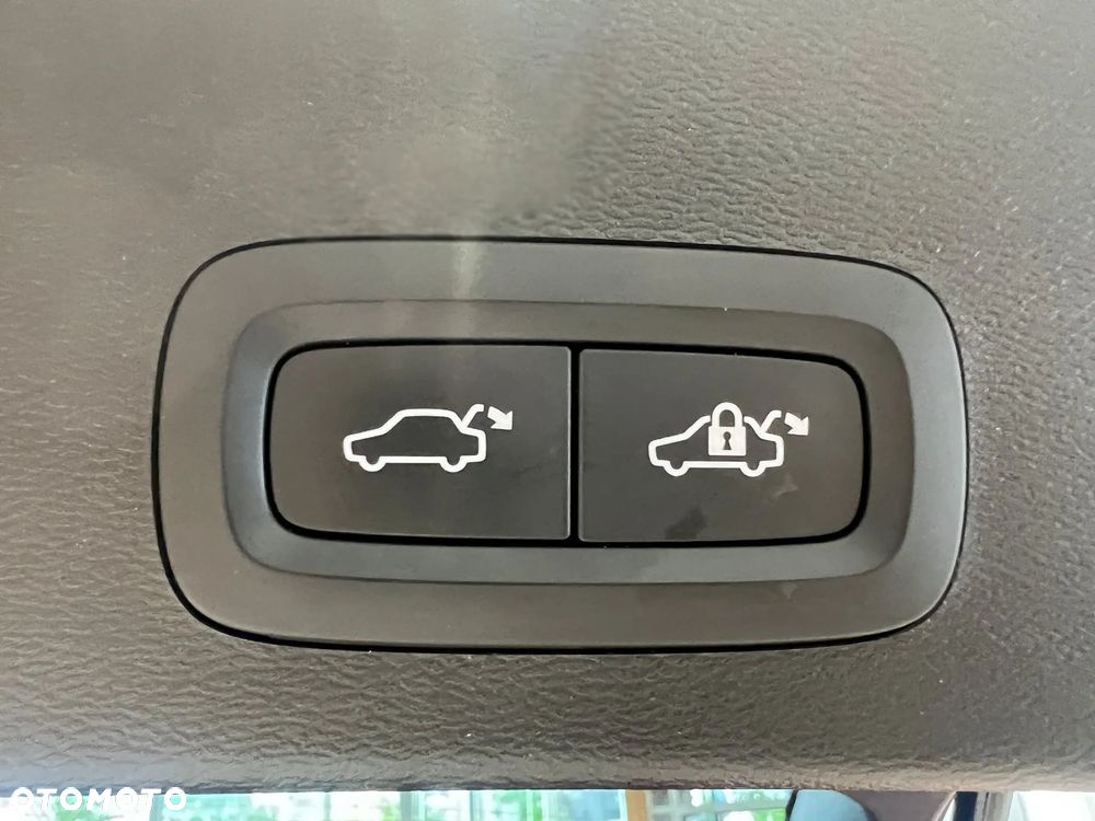 Volvo XC 40 B4 AWD Plus Dark - 31