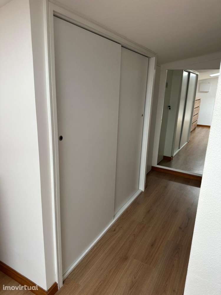 Arrenda-se T1 remodelado (águas furtadas) Excelente localização - Grande imagem: 3/16