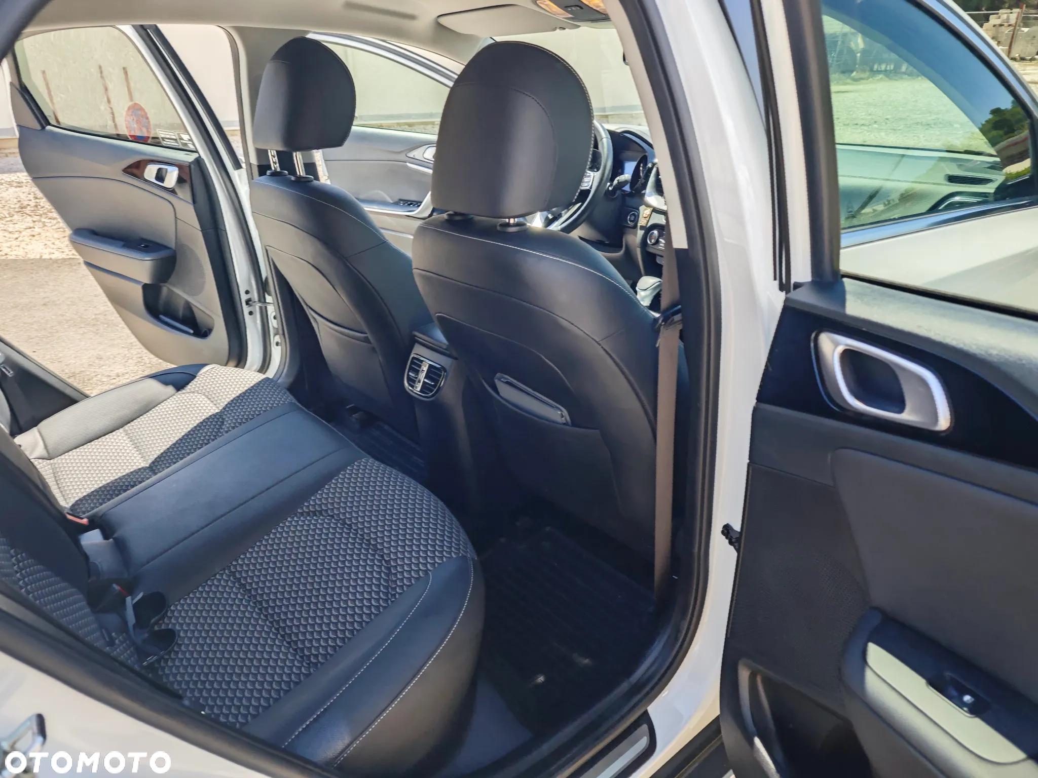 Kia XCeed 1.5 T-GDI Business Line DCT - 32