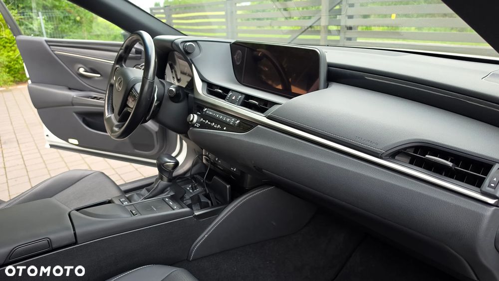 Lexus ES 300h Business Edition - 11