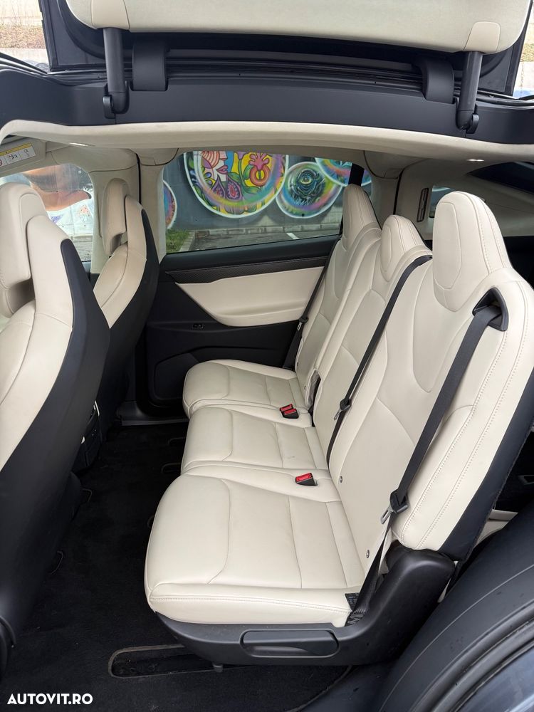 Tesla Model X - 9