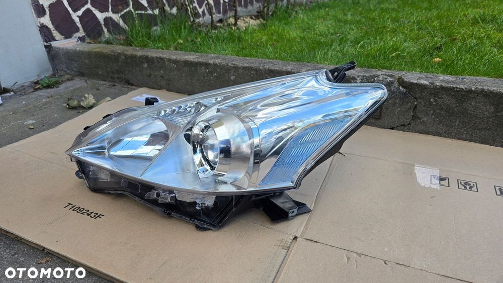 Toyota Prius Plus  12-16 Lampa Przód Przednia Lewa Oryginał - 2