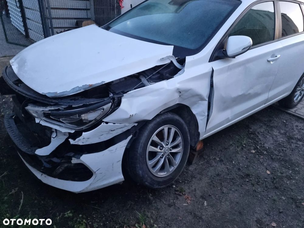 Hyundai i30 1.6 D Classic + - 4