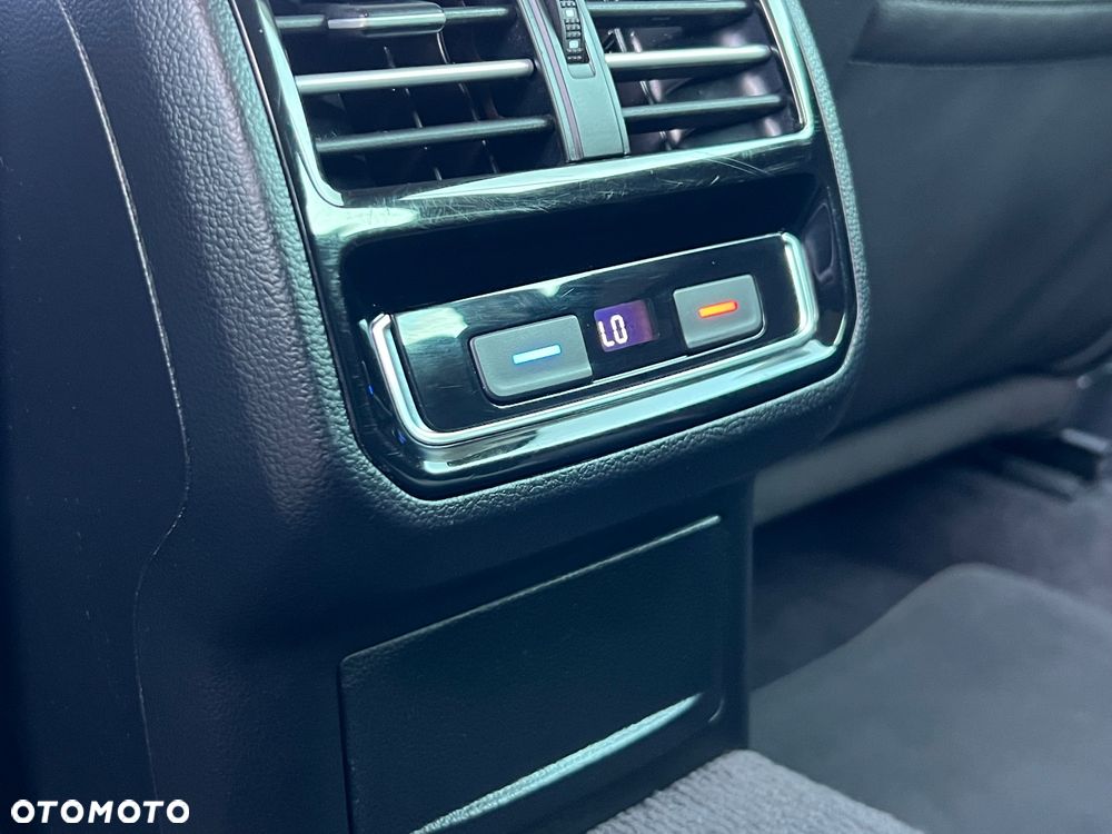 Volkswagen Passat Variant 2.0 TDI SCR 4Motion DSG Highline - 26