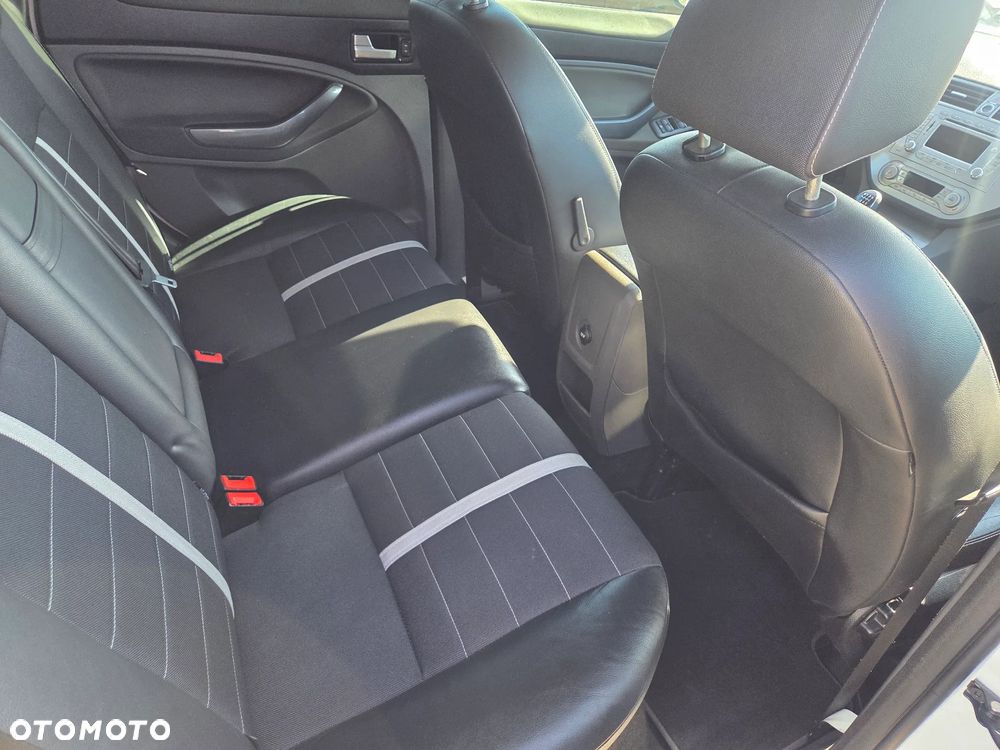 Ford Kuga 2.0 TDCi 4x4 Titanium - 28