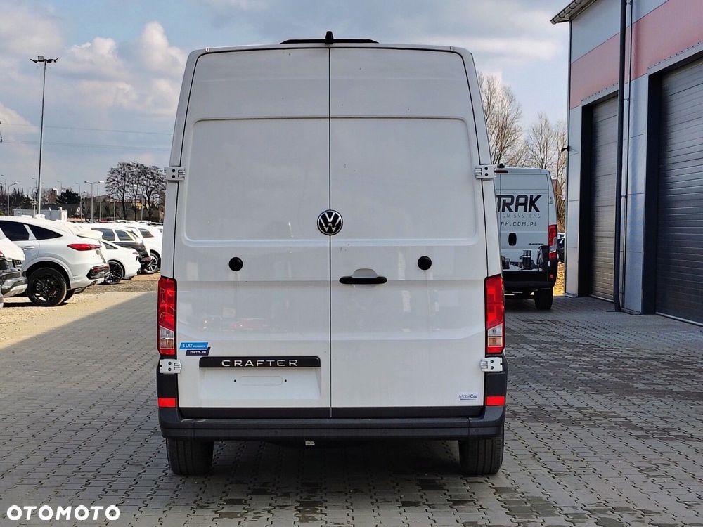 Volkswagen Crafter Crafter 35 Furgon z wysokim dachem silnik: 2,0 l EURO VI SCR 163 KM / skrzynia biegów: Przedni napęd automatyczna 8-biegowa rozstaw osi: 4490 mm - 5