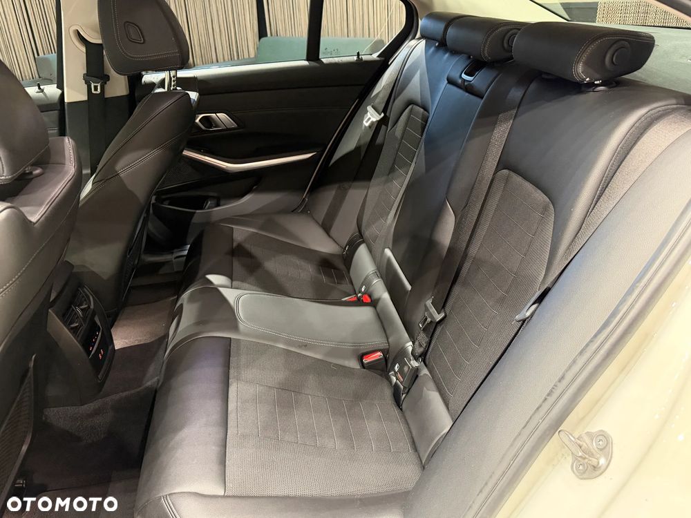 BMW Seria 3 318i Sport Line - 11