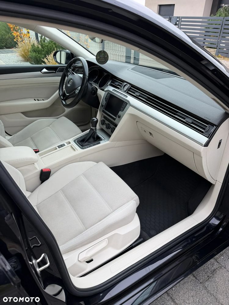 Volkswagen Passat - 11