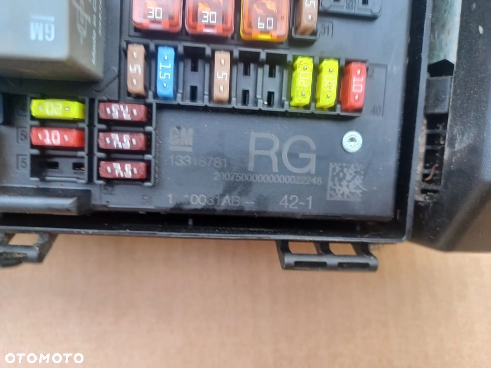 MODUŁ BSI SKRZYNKA BEZPIECZNIKÓW OPEL 13318781RG - 2