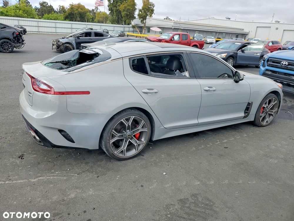 Kia Stinger - 4