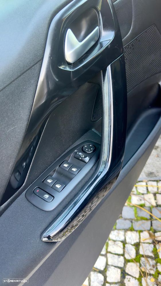 Peugeot 208 1.2 PureTech Signature - 9