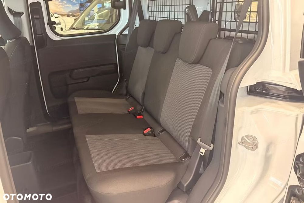 Ford Transit Courier - 17