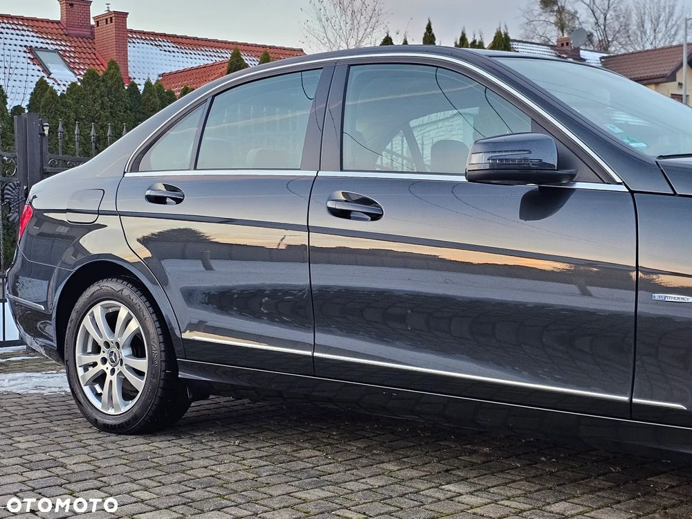 Mercedes-Benz Klasa C 180 CGI BlueEFFICIENCY Avantgarde - 36