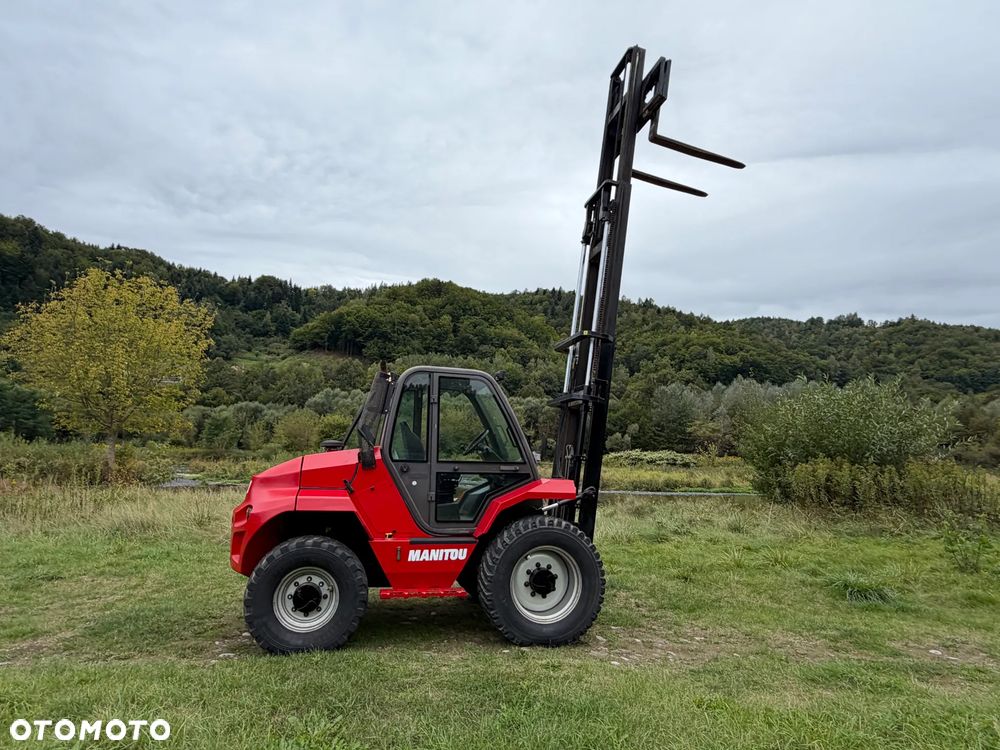 Manitou M30-4  Wózek Widłowy 4X4 TERENOWY na dużych kołach. 2000 mtg.  2017 rok. Maszyna Jak Nowa! Maszt zadbany bez luzu. z Norweskiego Gospodarstwa. Silnik PERKINS TURBO 90km. DEKRA Aktualna 2026 rok! 3 tony Udzwig! Posuw wideł Hydrauliczny! Jazda REWERS+4 biegi. Ani deka luzów czy wycieków! Zadbana Maszyna! Okazja. Podzespoły jak Nowe tłoczyska suche! 5,5 wys. podnoszenia. Rozbudowane oświetlenie. Wersja Norweska. Ogrzewana wentylowana Kabina. - 23