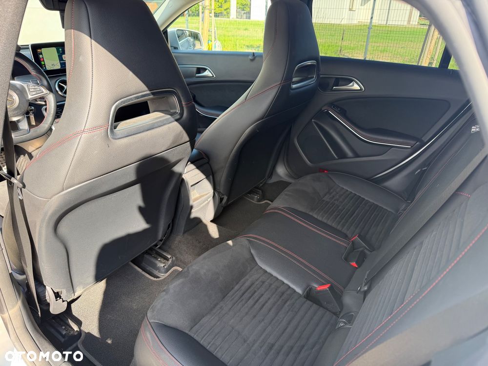 Mercedes-Benz CLA 220 d 4-Matic AMG Line - 10